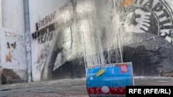 Kanta koju je bacio Đorđo Žujović iz SDP, na grafit osuđenog ratnog zločinca Ratka Mladića u centru Beograda.