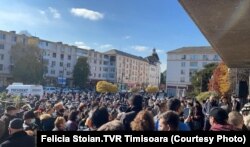 Sute de oameni au participat la Craiova in 10 noiembrie la înmormântarea interpretului de muzică populară Petrică Mîțu Stoian.