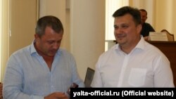 Экс-депутат российского горсовета Ялты Юрий Ломенко (слева) с серебряной медалью от Госдумы Федерального собрания России, 19 августа 2020 года