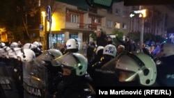 Policija okružila desničare koji su se okupili u blizini murala Ratka Mladića