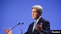 Emisarul american pentru climă, John Kerry, în timpul unei declarații comune a Chinei și SUA cu privire la îmbunătățirea cooperării climatice, la conferința COP26 despre climă din Glasgow, Marea Britanie, 10 noiembrie 2021.