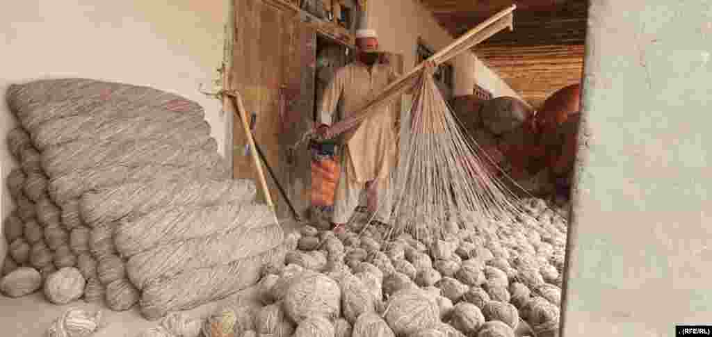 Un bărbat lucrează într-o țesătorie de covoare din provincia Jawzjan din Afganistan.