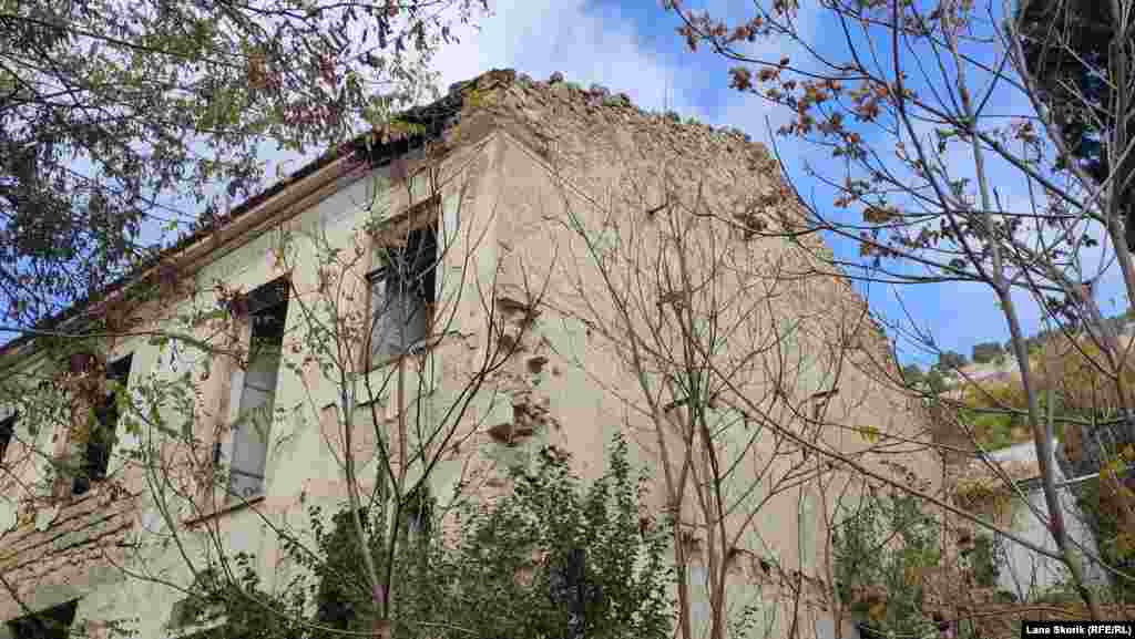 Старое здание разрушается, окна и двери демонтированы. Больше фотографий заброшенного военного городка &ndash; в фотогалерее Крым.Реалии