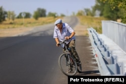 Мужчина на велосипеде. Село Кирсаново, Западно-Казахстанская область. 26 августа 2021 года