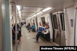 Peroanele de la metrou sunt supraaglomerate dimineață și după-amiază, când bucureștenii pleacă de acasă la locul de muncă și se întorc apoi. În restul timpului, condițiile sunt normale.