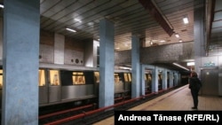 Garniturile de metrou de pe magistrala 1 au fost înlocuite cu unele moderne. Cele vechi au fost modificate și pot fi întâlnite pe magistrala 4. 