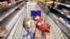 Ova fotografija od 19. marta 2020. prikazuje kolica za kupovinu u supermarketu u Ahlenu, u zapadnoj Njemačkoj.