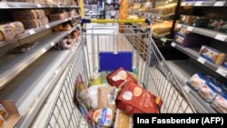 Imagine generică în care este arătat un cărucior cu cumpărături într-un supermarket.