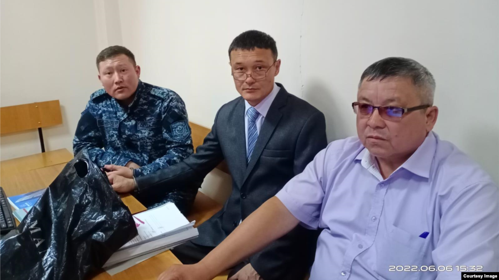 Гражданский активист Айдар Байсагатов (в центре) на суде по его делу. Усть-Каменогорск, 6 июня 2022 года 