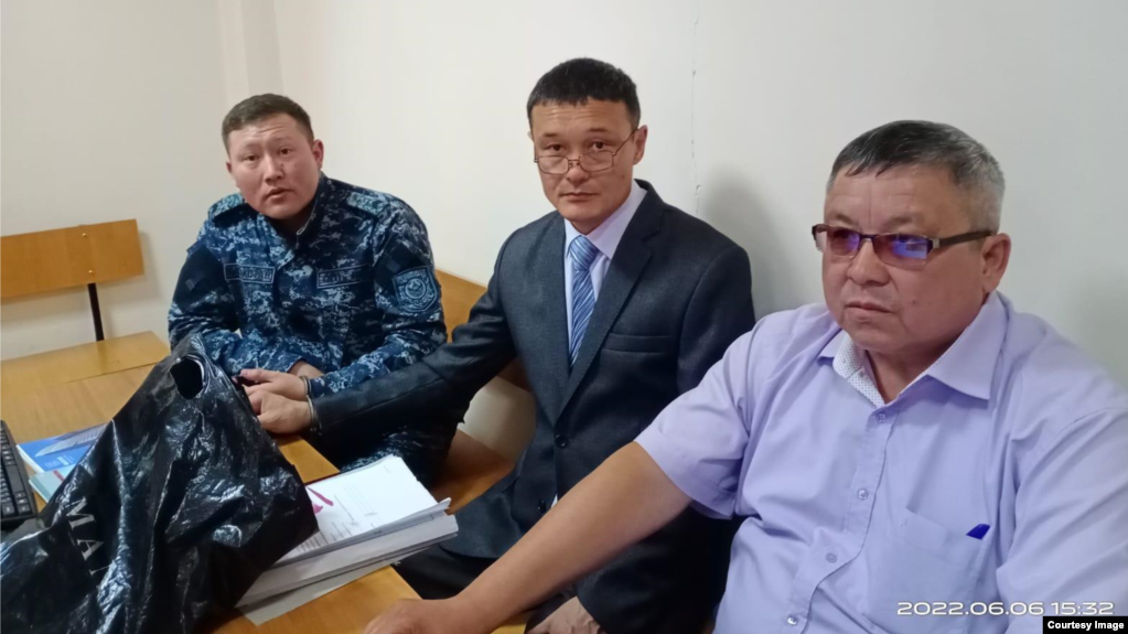 Гражданский активист Айдар Байсагатов (в центре) на суде по его делу. Усть-Каменогорск, 6 июня 2022 года