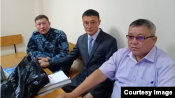Гражданский активист Айдар Байсагатов (в центре) на суде по его делу. Усть-Каменогорск, 6 июня 2022 года