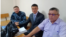 Гражданский активист Айдар Байсагатов (в центре) на суде по его делу. Усть-Каменогорск, 6 июня 2022 года