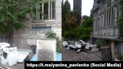 Вещи, вынесенные из усадьбы Меллер-Закомельских в Ялте в начале июня, вызвали очередную волну подозрений в намерениях ее снести, 6 июня 2022 года