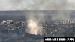 Сплошной дым от взрывов и пожаров в Северодонецке в результате непрерывных боев между украинскими и российскими войсками, 7 июня 2022 года