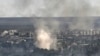 Füst gomolyog a hevesen ostromlott Szeverodonyeck felett