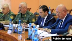 Armenia - Defense Minister Suren Papikian and General Kamo Kochunts, acting army chief of staff, hold a meeting in Yerevan, May 30, 2022.