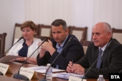 Deputy Agriculture Minister Ivan Hristanov (center) says he was threatened.