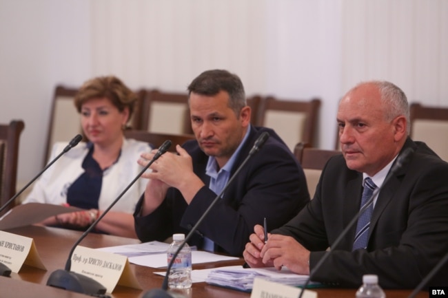 Deputy Agriculture Minister Ivan Hristanov (center) says he was threatened.