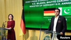 اننا بایربوک وزیر خارجه جرمنی و بلاول بوتو وزیر خارجه پاکستان هنگام سخنرانی در کنفرانس خبری مشترک در اسلام آباد