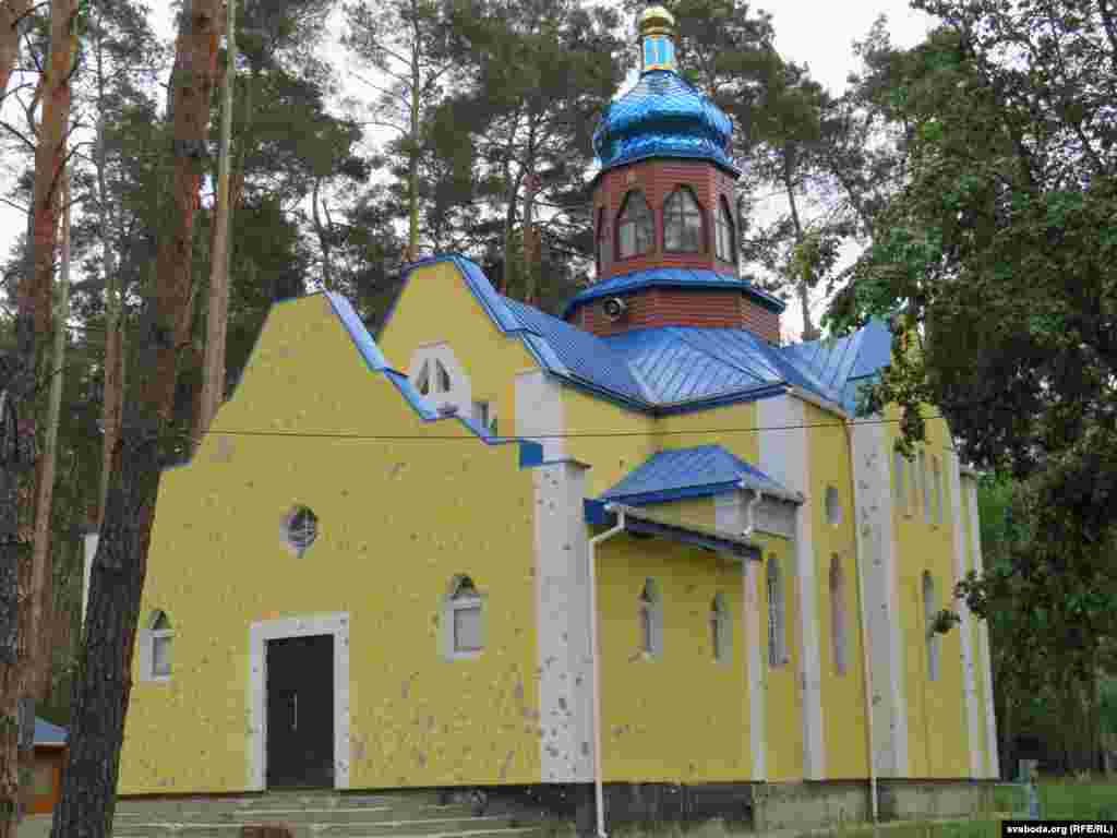 Царква Пакрова Божай Маці (Праваслаўная царква Ўкраіны) ацалела, але на сьценах засталіся сьляды ад стралковай зброі