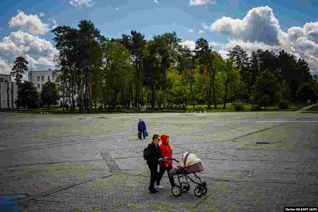 Séta egy üres téren Szlavuticsban, ahol a legtöbb csernobili munkás és családja él&nbsp;