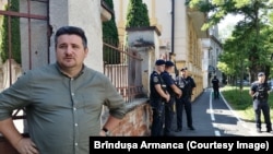 Jandarmi și polițiști au stat de pază pentru ca voluntarii Asociației LOGS să poată ieși nevătămați. Flavius Ilioni-Loga a fost ținta atacurilor cu pietre