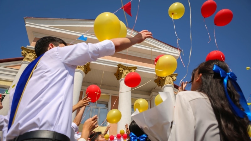 Депутат Исатбек кызы мектепти сындаган бүтүрүүчү коркутууга кабылганын билдирди 