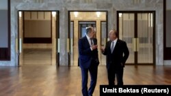 Serghei Lavrov a avut foarte puține deplasări în țări din Europa și NATO de când cu invadarea Ucrainei - imagini cu ministrul de externe turc Mevlut Cavusoglu (în dreapta) la Ankara, la 8 iunie 2022. (Foto: REUTERS/Umit Bektas) 