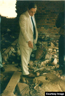 Дэвид Шеффер Нтамара шіркеуінде қаза тапқан тутси өкілдерінің сүйегін көрсетіп тұр. Руанда, 1997 жыл.