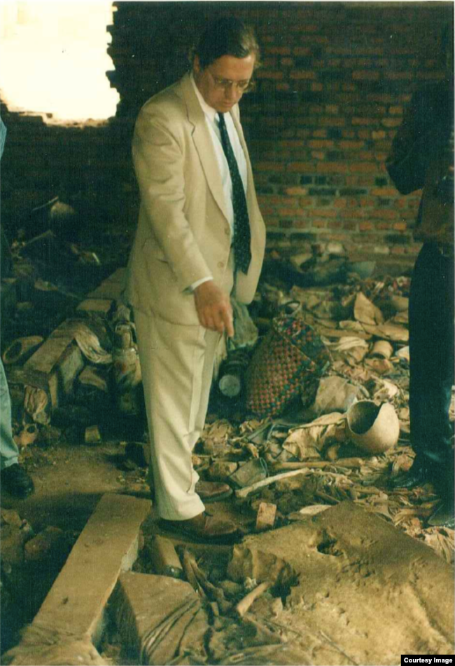Дэвид Шеффер в церкви Нтамара в Руанде, 1997 г. Под его ногами кости погибших здесь тутси