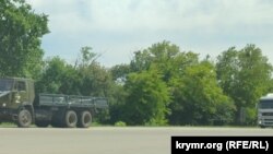 Колони вантажівок із зерном супроводжують російські військові автомобілі із символікою Z