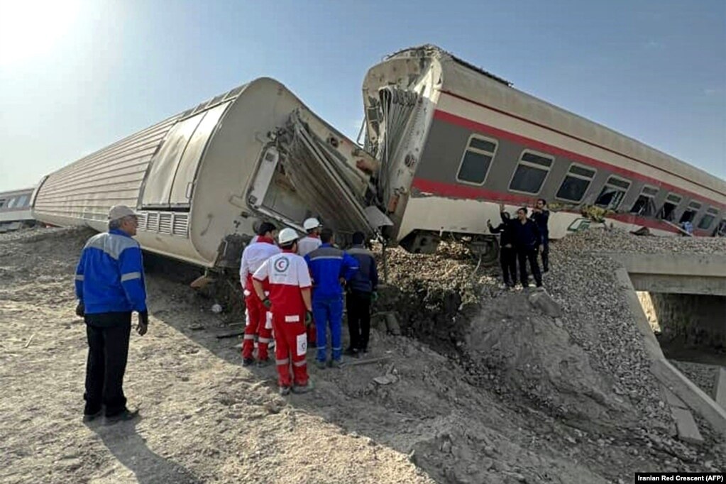 Ekipet e shpëtimit duke punuar në vendin e ngjarjes, pasi një&nbsp;tren doli nga shinat pranë qytetit qendror iranian, Tabas, më 8 qershor.