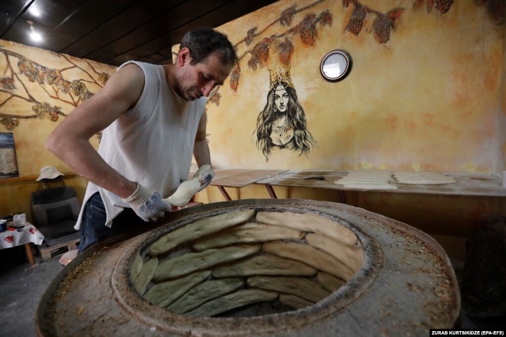 Bukëpjekësi gjeorgjian, Shalva Gikorashvili, duke përgatitur bukë tradicionale në një furrë buke në Tbilisi, më 7 qershor.