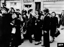 Во время облавы "Зелёный билет" – серии массовых арестов евреев во Франции. 14 мая 1941, Париж