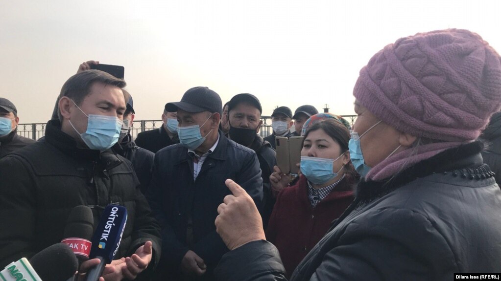 Жители микрорайона «Асар-2» в Шымкенте жалуются акиму города Мурату Айтенову на отсутствие газа и дорогую электроэнергию. Шымкент, 13 ноября 2021 года