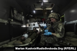 Эвакуация раненого военного и оказание ему медицинской помощи в полевых условиях в Донецкой области. Украина, 10 июня 2022 года