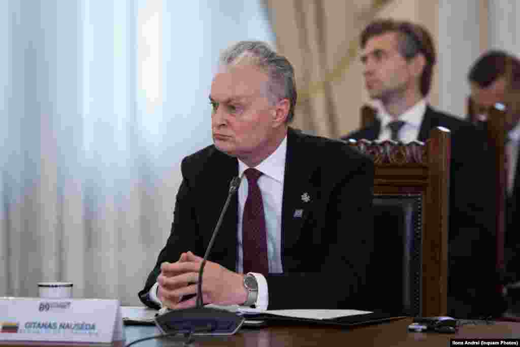 În luna mai, Lituania a declarat Rusia drept stat terorist. La fel ca restul țărilor baltice,&nbsp;Lituania este în prima linie a apelurile categorice de sprijinire a Ucrainei. Trebuie să combatem amenințarea pe termen lung reprezentată de Rusia, trebuie să continuăm să ajutăm Ucraina să se apere&rdquo;, a transmis președintele Gitanas Nausėda de la București.