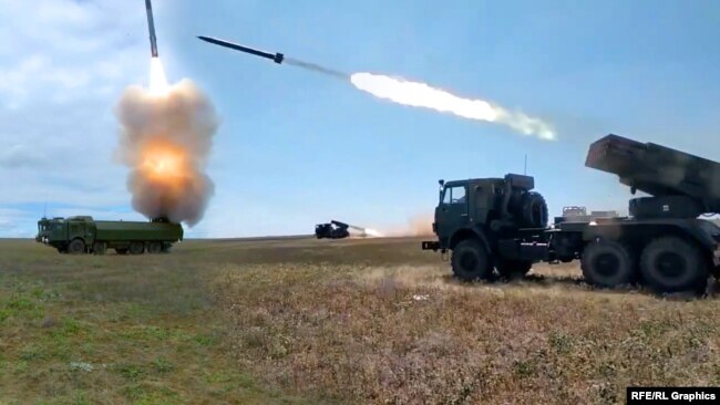 Учения российских военных на крымском полигоне Опук. Стрельбы зенитно-ракетных комплексов. Коллаж
