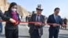 Председатель Кабинета министров Кыргызстана Акылбек Жапаров и посол Китая Ду Давен открывают мост как завершение части проекта автомагистрали — одного из многих инфраструктурных проектов, которые получают поддержку из Пекина