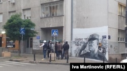 "Straže" ispred murala Ratka Mladića, 12. novembar 2021.