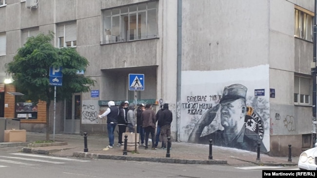 "Straže" ispred murala Ratka Mladića, 12. novembar 2021.