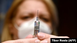 Медицинска сестра подготвува доза од вакцината Синофарм во центар за вакцинација во Будимпешта