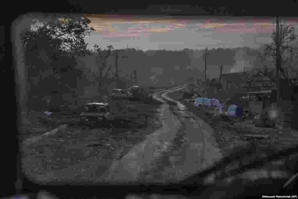 Mbetjet nga djegia e makinave përgjatë një rruge gjatë luftimeve të rënda në vijën e frontit në Severodonjeck, Ukrainë, më 11 qershor.