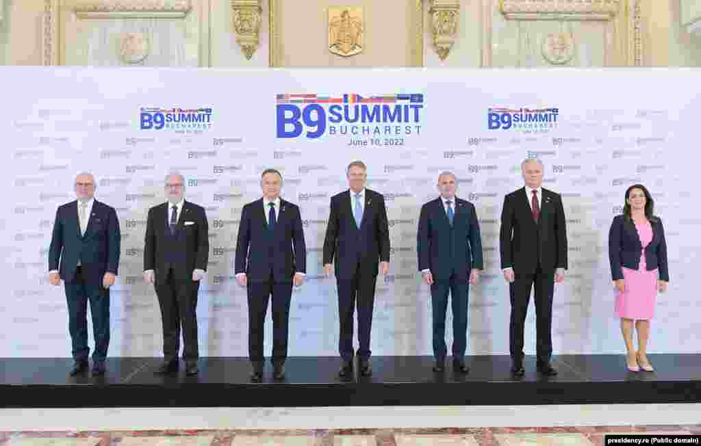 Reuniunea a fost găzduită de președintele României, Klaus Iohannis (centru), împreună cu cel al Poloniei, Andrzej Duda. Klaus Iohannis a declarat în deschiderea lucrărilor că &bdquo;România este aliatul NATO cu cea mai lungă frontieră cu Ucraina, dar cu toții împărtășim evaluarea gravității amenințărilor la adresa securității spațiului euroatlantic, ca o consecință a războiului de agresiune ilegal și imoral lansat de Rusia împotriva Ucrainei&quot;. România nu are luări de poziție ferme, ca ale Poloniei sau țărilor baltice, dar s-a aliniat deciziilor și discursului UE și NATO în privința războiului declanșat de Vladimir Putin. Primirea refugiaților ucraineni a fost marcată de reacții întârziate și chiar controversate ale autorităților de la București, comp
