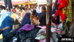 افغانستان کې د ليلامي جامو بازار - ارشيف