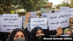 معلمان ایران درسال‌های اخیر بارها علیه وضعیت معیشتی خود اعتراض کرده‌اند