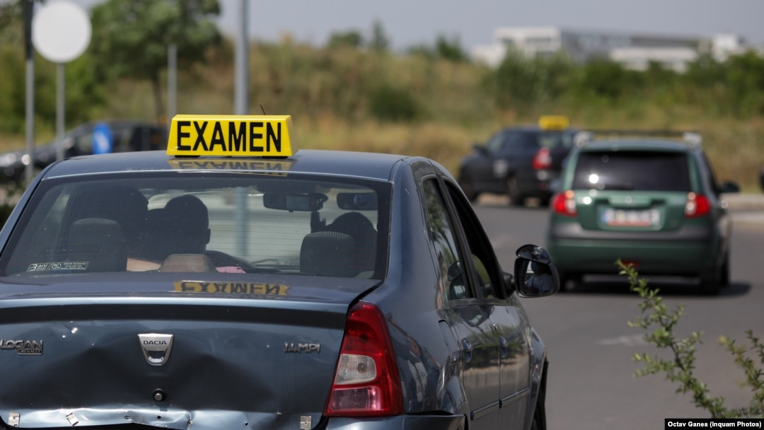 Într-un județ plasat timp de ani de zile pe primul loc în România la accidente mortale, polițiști și instructori auto din Suceava au pus la cale o rețea de eliberare ilegală a permiselor auto, în schimbul mitei primite de la doritori. (Imagine generică) 