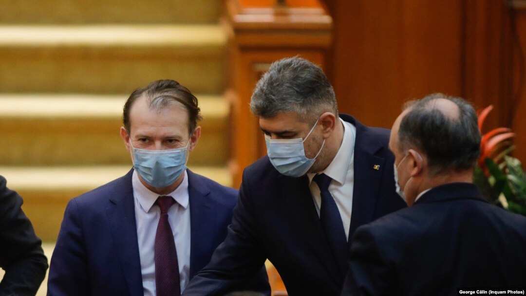 Marcel Ciolacu (PSD) și Florin Cîțu (PNL) au lansat mai multe scenarii în spațiul public privind reducerea TVA pentru factura la gaz și electricitate sau diminuarea CAS cu 5 puncte procentuale. Coaliția nu a ajuns la vreun acord. Imagine din Parlament cu liderii PNL, PSD.