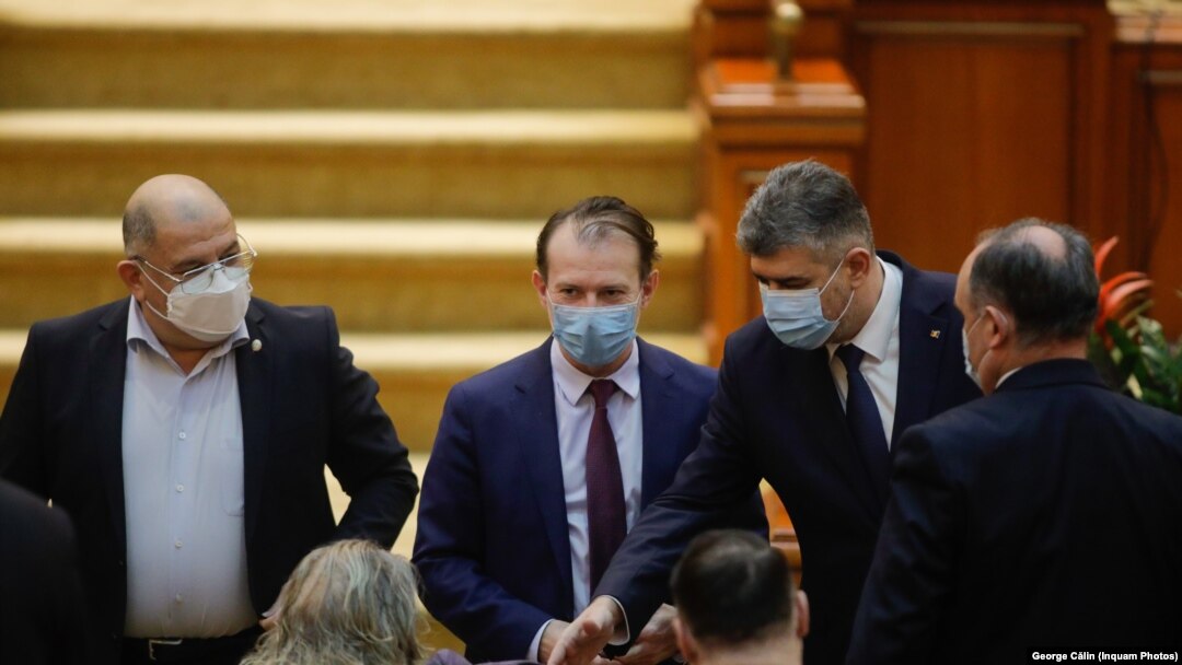 Florin Cîțu este total nemulțumit de forma proiectului de buget care a trecut prin Guvern. Marcel Ciolacu laudă pachetul social impus de PSD. Imagine din Parlament, în centru Florin Cîțu și Marcel Ciolacu. 