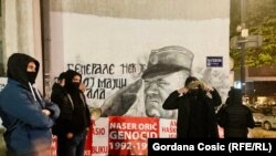 Uoči protesta na kojem se traži uklanjanje murala sa fasade u centru Beograda, grupa neimenovanih momaka sa kapuljačama "štiti" mural Ratku Mladiću, osuđenog za genocid i ratne zločine u BiH